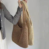 Détail du tressage en paille marron du sac de plage, texture naturelle et artisanale