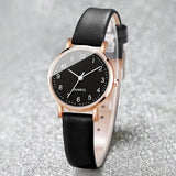 Montre femme quartz bracelet cuir noir cadran chiffres arabes doré vue de dessus