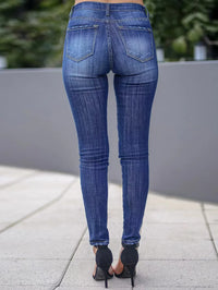 Jean bleu pour femmes, taille haute, coupe slim et style tendance assorti.