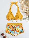 Modèle portant un bikini halter imprimé