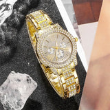 Montre femme dorée de luxe avec bracelet en strass et cadran détaillé, posée sur un cristal