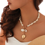 Collier bohème avec perles nacrées et pendentif coquillage porté