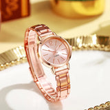 Montre femme élégante rose gold sur fond clair