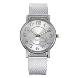 Montre femme élégante argentée avec cœurs scintillants et bracelet maille milanaise