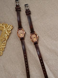 Vue de dessus de deux montres vintage avec bracelet en cuir marron et boucle argentée