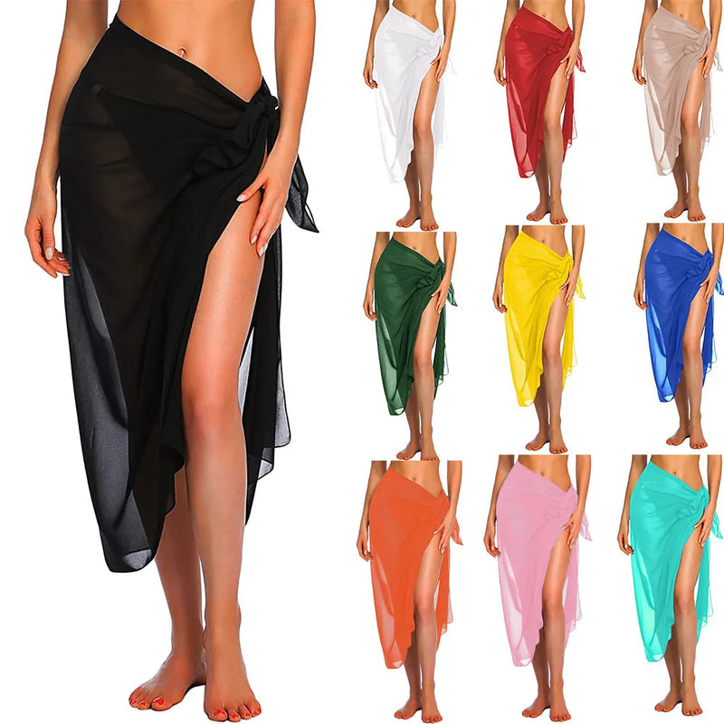 Femme portant un sarong de plage noir transparent noué sur le côté, mettant en valeur ses jambes