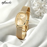 Montre femme cadran ovale doré avec bracelet milanais doré sur tissu blanc