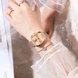 Deux montres POEDAGAR femme cadran or rose et vert sur support