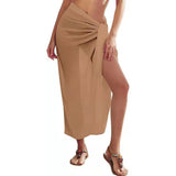 Femme portant un sarong de plage kaki transparent noué sur le côté