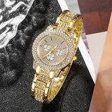 Gros plan sur la montre dorée élégante pour femme, ornée de strass et d'un mouvement quartz