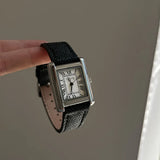 Montre femme rétro cadran blanc chiffres romains bracelet cuir gris, vue détaillée