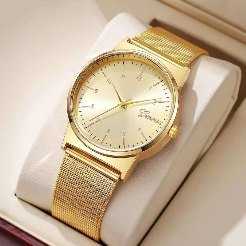 Montre dorée femme élégante avec bracelet maille milanaise sur présentoir blanc