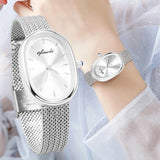 Vue rapprochée du cadran ovale et du bracelet milanais argenté d'une montre femme