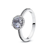 Bague en argent 925 avec un zircon ovale central et une bande fine de zircons sur les côtés