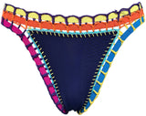 Bas de bikini au crochet bleu marine et multicolore, coupe échancrée