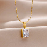 Collier doré avec pendentif carré en pierre de cristal clair