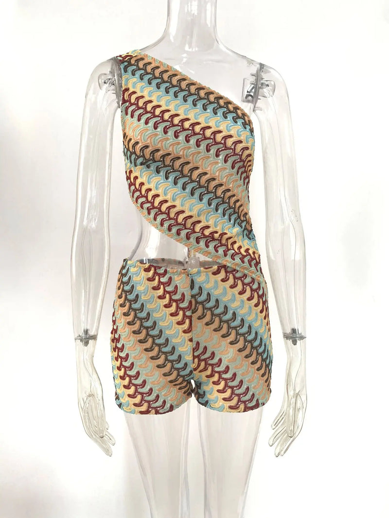 Mannequin transparent présentant l'ensemble tricot asymétrique top et short imprimé
