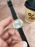 Montre femme Naidu bracelet noir, cadran doré, classique et intemporelle