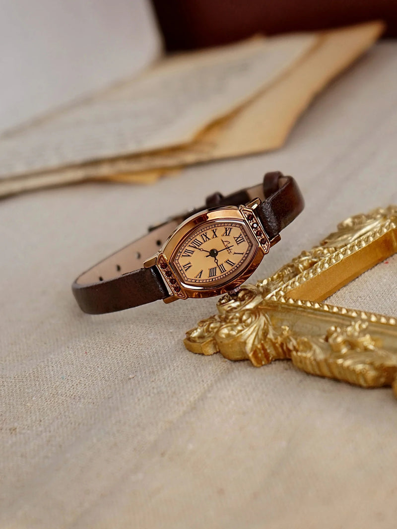 Montre vintage femme bracelet cuir marron, cadran tonneau doré avec chiffres romains et strass