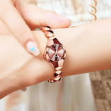 Montre femme élégante or rose avec cadran discret et bracelet géométrique