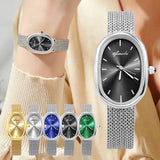 Gros plan sur le fermoir du bracelet milanais d'une montre femme