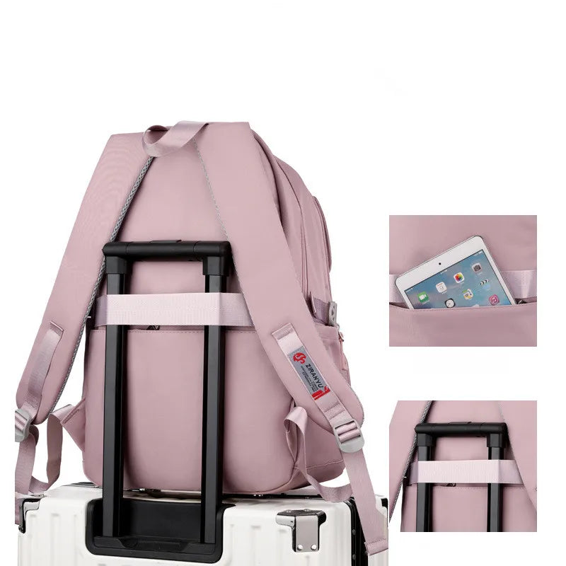 Sac à dos imperméable rose avec système de fixation sur valise et poches pratiques.