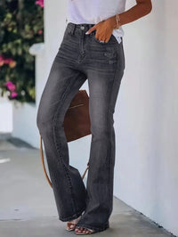 Jeans évasés en denim pour femmes, taille haute et effet amincissant.