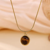 Collier doré avec pendentif rond en œil de tigre marron