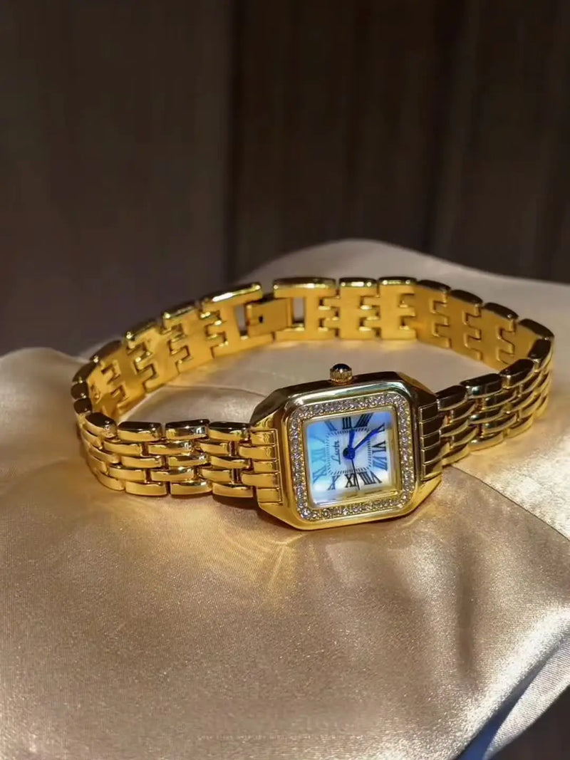 Montre femme dorée élégante avec cadran nacre et strass, style rétro classique