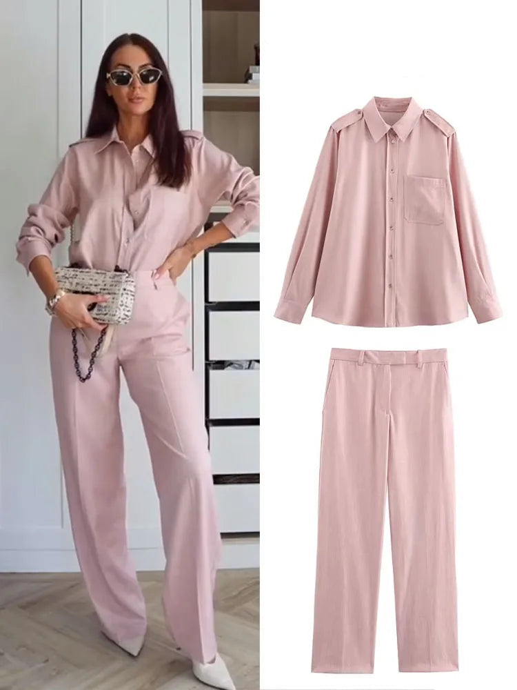 Conjunto elegante de mujer en rosa con camisa de cuello vuelto y pantalones de cintura alta