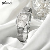 Montre femme cadran ovale blanc avec bracelet milanais argenté sur tissu blanc