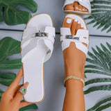 Sandales femme plates blanches avec bandes épaisses et boucle métal, vue portée