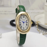 Gros plan sur le cadran ovale d'une montre vintage avec chiffres romains et aiguilles bleues