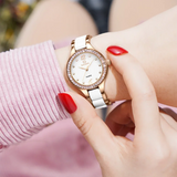 Zoom sur le cadran de la montre quartz femme bracelet blanc et doré rose, détails des strass et du mouvement