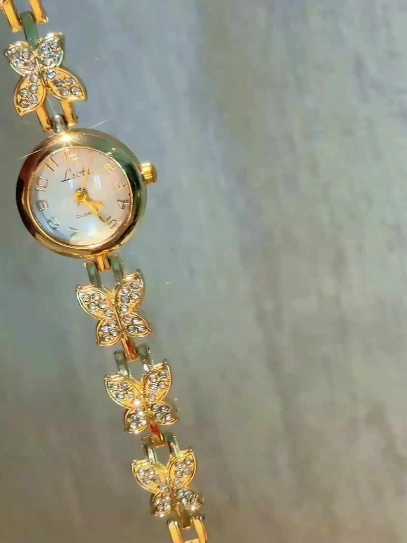 Montre papillons dorée et strass Emakujitia, gros plan sur le cadran et les motifs