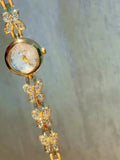 Montre papillons dorée et strass Emakujitia, gros plan sur le cadran et les motifs