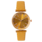 Montre femme bracelet cuir jaune, cadran jaune chiffres romains dorés et strass, sur fond blanc