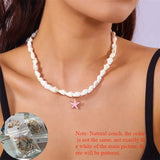 Collier perles irrégulières blanches avec pendentif étoile de mer dorée, gros plan