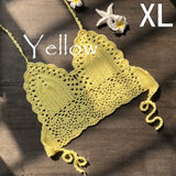 Bralette crochet bohème couleur jaune taille XL sur fond bois, avec étoile de mer et fleur de frangipanier