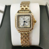 Montre carrée dorée pour femme, bracelet maillons, détails luxe
