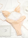 Ensemble bikini triangle plissé blanc pur sur fond clair