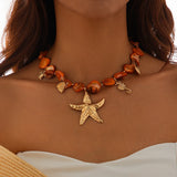 Collier bohème avec perles carrées bleues et pendentif perle baroque, vue rapprochée