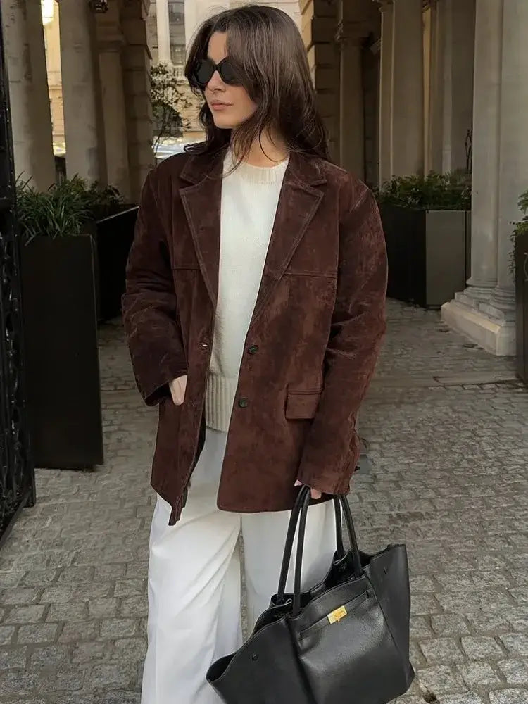 Elegante abrigo de ante con cuello de solapa y bolsillos