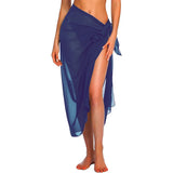 Gros plan d'une femme portant un sarong blanc transparent à la plage