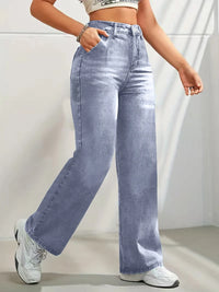 Jean tendance pour femmes, taille haute et coupe large, proposé à prix réduit.