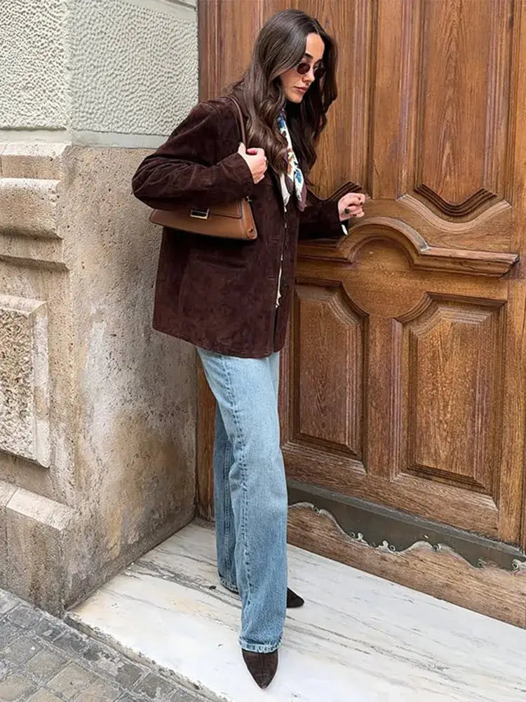 Elegante abrigo de ante con cuello de solapa y bolsillos