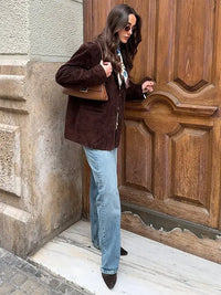 Elegante abrigo de ante con cuello de solapa y bolsillos