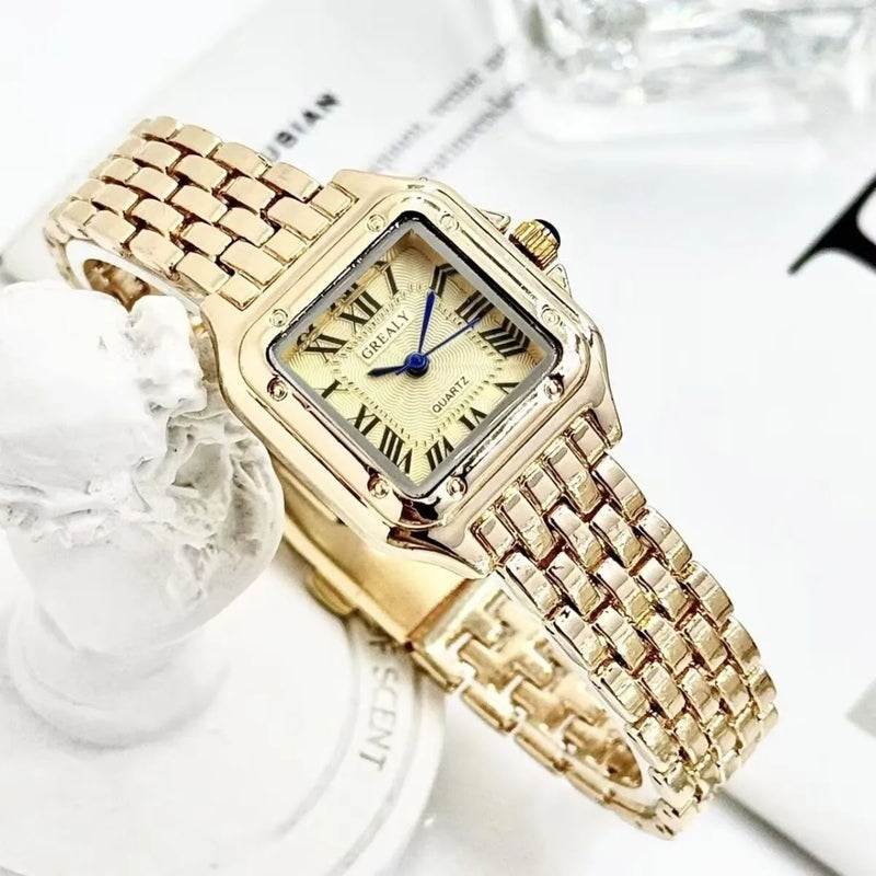 Montre carrée dorée pour femme, élégante et raffinée, sur fond clair