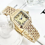 Montre carrée dorée pour femme, élégante et raffinée, sur fond clair