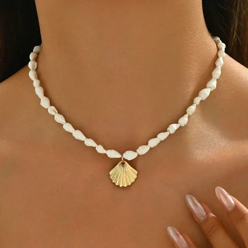 Collier ras-du-cou perles coquillages blanches pendentif coquille dorée pour femme
